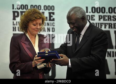 (101015) -- ROM, 15. Oktober 2010 (Xinhua) -- die amerikanische Schauspielerin Susan Sarandon (L) wird von FAO 2010-Generaldirektor Jacques Diouf bei der Zeremonie des Welternährungstages am FAO-Hauptsitz in Rom, der Hauptstadt Italiens, zum Goodwill-Botschafter der Ernährungs- und Landwirtschaftsorganisation der Vereinten Nationen (FAO) ernannt. Am Freitag ernannte die FAO den italienischen Schauspieler Raoul Bova, die kanadische Sängerin Celine Dion, die philippinische Sängerin Lea Salonga und die amerikanische Schauspielerin Susan Sarandon zu den Goodwill-Botschaftern der FAO, um im weltweiten Kampf gegen den Hunger zu helfen. (Xinhua/Wang Qingqin) (lr) ITALIEN-ROM-FAO-NEW GOODWILL AMBASSADORS PUBLICATIONxNOTxINx Stockfoto