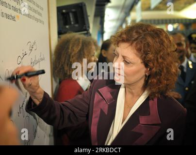 Bildnummer: 54539186  Datum: 15.10.2010  Copyright: imago/Xinhua (101015) -- ROME, Oct. 15, 2010 (Xinhua) -- American actress Susan Sarandon, newly-appointed Goodwill Ambassador of the UN Food and Agriculture Organization (FAO), writes the 1 Billion Hungry Petition at the World Food Day Ceremony at FAO headquarters in Rome, capital of Italy, Oct. 15, 2010. FAO on Friday appointed Italian actor RaoulxBova, Canadian singer CelinexDion, Filipino singer LeaxSalonga and American actress SusanxSarandon as FAO s Goodwill Ambassadors to help in the global fight against hunger. (Xinhua/Wang Qingqin) (l Stock Photo