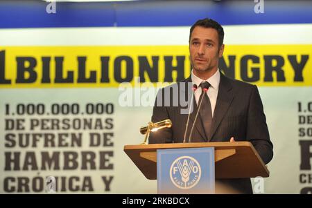 Bildnummer: 54539184  Datum: 15.10.2010  Copyright: imago/Xinhua (101015) -- ROME, Oct. 15, 2010 (Xinhua) -- Italian actor Raoul Bova is appointed as new Goodwill Ambassador of the UN Food and Agriculture Organization (FAO) at the World Food Day Ceremony at FAO headquarters in Rome, capital of Italy, Oct. 15, 2010. FAO on Friday appointed Italian actor RaoulxBova, Canadian singer CelinexDion, Filipino singer LeaxSalonga and American actress SusanxSarandon as FAO s Goodwill Ambassadors to help in the global fight against hunger. (Xinhua/Wang Qingqin) (lr) ITALY-ROME-FAO-NEW GOODWILL AMBASSADORS Stock Photo