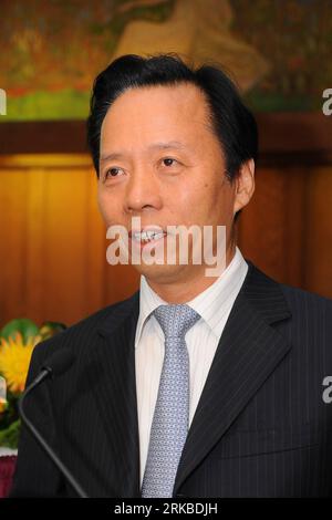 Bildnummer: 54540046  Datum: 15.10.2010  Copyright: imago/Xinhua (101016) -- SAN FRANCISCO, Oct. 16, 2010 (Xinhua) -- Chinese Vice Culture Minister Wang Wenzhang addresses the open ceremony of the Second U.S.-China Cultural Forum in University of California, Berkeley, the United States, Oct. 15, 2010. (Xinhua/Liu Yilin) (lyx) U.S.-CHINA-CULTURAL FORUM-OPEN PUBLICATIONxNOTxINxCHN People kbdig xdp 2010 hoch premiumd     Bildnummer 54540046 Date 15 10 2010 Copyright Imago XINHUA  San Francisco OCT 16 2010 XINHUA Chinese Vice Culture Ministers Wang Wenzhang addresses The Open Ceremony of The Secon Stock Photo