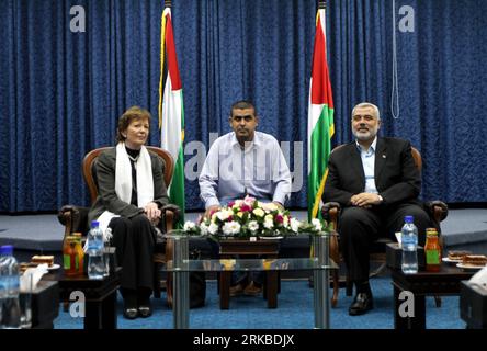 Bildnummer: 54540546  Datum: 16.10.2010  Copyright: imago/Xinhua (101016) -- GAZA, Oct. 16, 2010 (Xinhua) -- Senior Hamas leader Ismail Haniyeh (R) meets with former Irish President and currently the United Nations (UN) High Commissioner for Human Rights Mary Robinson (L) at the Human Rights Center in Gaza City, Oct. 16, 2010. A delegation from the international Elders conflict resolution group, chaired by former Irish President and currently UN High Commissioner for Human Rights Mary Robinson and composed of retired prominent world figures, arrived Saturday in Gaza via the Egyptian Rafah cros Stock Photo