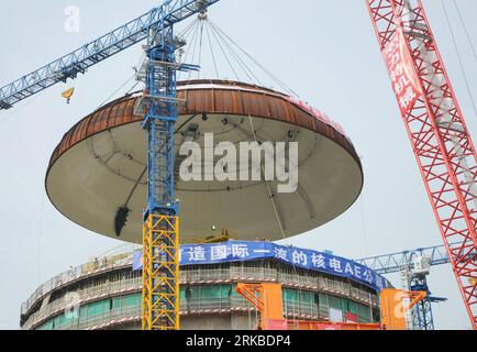 Bildnummer: 54541368  Datum: 30.08.2010  Copyright: imago/Xinhua BEIJING -- The file photo taken on Aug. 30, 2010 shows the 146-ton iron dome being installed on the body of 1st reactor of Yangjiang Nuclear Power Station, in Dongping Town, Yangjiang City, south China s Guangdong Province. The Yangjiang Nuclear Power Station with an investment of 70 billion yuan (10.1 billion U.S. dollars), marked a step in the development of China s domestic nuclear industry. The project starting on Dec. 16, 2008 is now in progress. (Xinhua/Li Xiangdong) (zgp) CHINA-GUANGDONG-YANGJIANG-NUCLEAR POWER STATION-CON Stock Photo