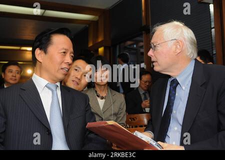 Bildnummer: 54542734  Datum: 15.10.2010  Copyright: imago/Xinhua (101016) -- SAN FRANCISCO, Oct. 16, 2010 (Xinhua) -- Chinese Vice Culture Minister Wang Wenzhang (L, Front) talks with James Leach, Chairman of the U.S. National Endowment for the Humanities during the Second U.S.-China Cultural Forum in University of California, Berkeley, the United States, Oct. 15, 2010. The second U.S.-China Cultural Forum kicked off here on Friday. (Xinhua/Liu Yilin) (lyx) U.S.-CHINA-CULTURAL FORUM-OPEN PUBLICATIONxNOTxINxCHN People Politik premiumd kbdig xkg 2010 quer     Bildnummer 54542734 Date 15 10 2010 Stock Photo