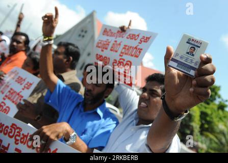 Bildnummer: 54547649  Datum: 19.10.2010  Copyright: imago/Xinhua (101019) -- COLOMBO, Oct. 19, 2010 (Xinhua) -- Sri Lankan media workers participate in a protest against police manhandling journalists in Colombo Oct. 19, 2010. Media rights groups said three photographers and one reporter were manhandled while covering the clash between university students and police on Oct. 14, 2010. (Xinhua) (nxl) SRI LANKA-COLOMBO-MEDIA-PROTEST PUBLICATIONxNOTxINxCHN Gesellschaft Protest Demo Pressefreiheit kbdig xmk 2010 quer o0 Journalisten, Journalismus    Bildnummer 54547649 Date 19 10 2010 Copyright Ima Stock Photo