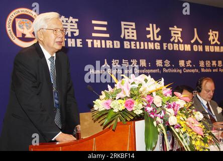 Bildnummer: 54547723 Datum: 19.10.2010 Copyright: imago/Xinhua (101019) -- PEKING, 19. Oktober 2010 (Xinhua) -- Luo Haocai, Präsident der China Society for Human Rights Studies (CSHRS), hält eine Rede während der Eröffnungszeremonie des 3. Pekinger Menschenrechtsforums in Peking, Hauptstadt Chinas, 19. Oktober 2010. Das Forum zum Thema Menschenrechte und Entwicklung hat hier am Dienstag mit fast 100 Menschenrechtsbeamten und Experten aus 28 Ländern, Weltorganisationen einschließlich der Vereinten Nationen und Chinas Hongkong, Macao und Taiwan seinen Auftakt gegeben. (Xinhua/Wang Stockfoto