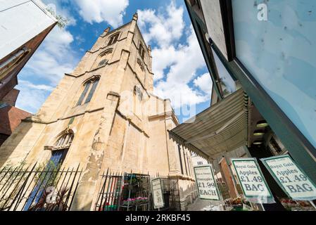 Östliches Ende des historischen georgianischen, anglikanischen Gebäudes, entlang der Church Street, die Fußgänger mit der High Street von Worcester verbindet. Schmale Straße, Obst Stockfoto