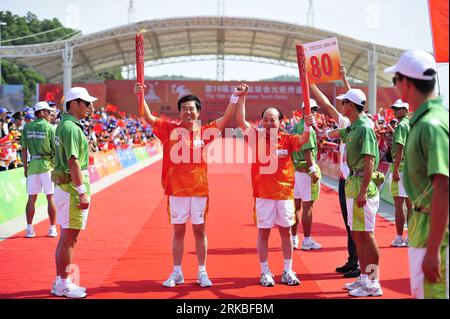 Bildnummer: 54550394  Datum: 20.10.2010  Copyright: imago/Xinhua (101020) -- SHANWEI, Oct. 20, 2010 (Xinhua) -- The torchbearers Wei Youzhuang (2nd L, front) and Gong Junlong (3rd L, front), Chinese Hong Kong philanthropist, hold hands at the end of the torch relay for the 16th Asian Games in Shanwei City, south China s Guangdong Province, Oct. 20, 2010. The torch relay of 2010 Asian Games proceeded in south China s Shanwei City. Shanwei will host the sailing competitions of Guangzhou 2010 Asian Games. (Xinhua/Liang Xu)(dx) CHINA-SHENZHEN-ASIAN GAMES-TORCH RELAY-SHANWEI (CN) PUBLICATIONxNOTxIN Stock Photo