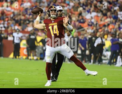 Washington Commanders QB Sam Howell (14) springt und wirft den Ball, nachdem die Verteidigung Druck gegen ihn im Feld des Spiels gegen die Baltimore Ravens im FedEx Field in Landover MD am 21. August 2023 ausgeübt hat (Alyssa Howell/Image of Sport) Stockfoto