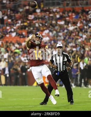 Washington Commanders QB Sam Howell (14) springt und wirft den Ball, nachdem die Verteidigung Druck gegen ihn im Feld des Spiels gegen die Baltimore Ravens im FedEx Field in Landover MD am 21. August 2023 ausgeübt hat (Alyssa Howell/Image of Sport) Stockfoto