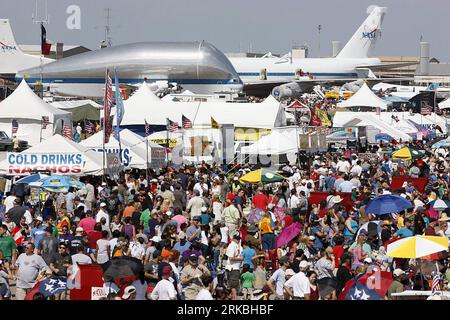 Bildnummer: 54562526  Datum: 24.10.2010  Copyright: imago/Xinhua (101025) -- HOUSTON, Oct. 25, 2010 (Xinhua) -- The Wings Over Houston Airshow is held at the Arlington Air Force Base, Texas, the United States, Oct. 24, 2010. (Xinhua/Song Qiong)(zcc) U.S.-HOUSTON-AIRSHOW PUBLICATIONxNOTxINxCHN Gesellschaft AirShow kbdig xcb 2010 quer  o0 Flugzeuge Flugshow Totale    Bildnummer 54562526 Date 24 10 2010 Copyright Imago XINHUA  Houston OCT 25 2010 XINHUA The Wings Over Houston Airshow IS Hero AT The Arlington Air Force Base Texas The United States OCT 24 2010 XINHUA Song Qiong ZCC U S Houston Airs Stock Photo