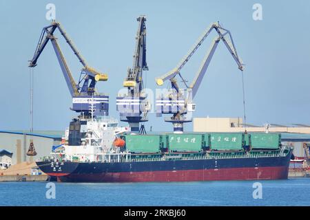 YANTAI, CHINA - AUGUST 23, 2023 - Cargo ships load and unload cargo at Yantai Port in Yantai, Shandong province, China, August 23, 2023. By 2025, the Stock Photo