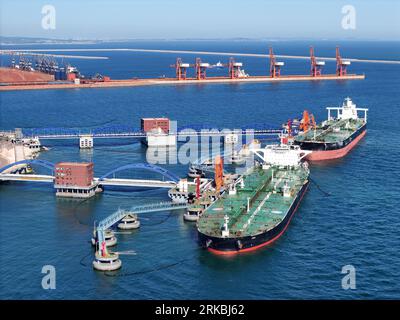 YANTAI, CHINA - AUGUST 23, 2023 - Two tankers unload at the 300,000-ton crude oil terminal at Yantai Port in Yantai, Shandong province, China, Aug 23, Stockfoto