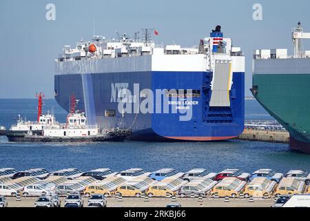 YANTAI, CHINA - 23. AUGUST 2023 - Auto-Ro-Schiffe legen am Yantai-Hafen an, um Exportfahrzeuge in Yantai, Provinz Shandong, China, zu laden, 23. August 2 Stockfoto
