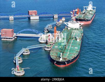 YANTAI, CHINA - AUGUST 23, 2023 - Two tankers unload at the 300,000-ton crude oil terminal at Yantai Port in Yantai, Shandong province, China, Aug 23, Stockfoto