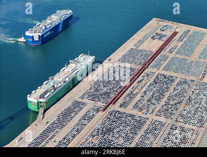 YANTAI, CHINA - 23. AUGUST 2023 - Auto-Ro-Schiffe legen am Yantai-Hafen an, um Exportfahrzeuge in Yantai, Provinz Shandong, China, zu laden, 23. August 2 Stockfoto