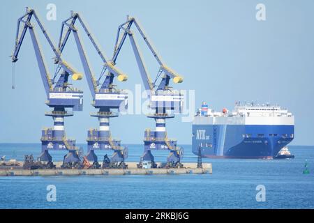 YANTAI, CHINA - 23. AUGUST 2023 - Auto-Ro-Schiffe legen am Yantai-Hafen an, um Exportfahrzeuge in Yantai, Provinz Shandong, China, zu laden, 23. August 2 Stockfoto