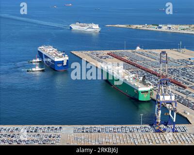 YANTAI, CHINA - 23. AUGUST 2023 - Auto-Ro-Schiffe legen am Yantai-Hafen an, um Exportfahrzeuge in Yantai, Provinz Shandong, China, zu laden, 23. August 2 Stockfoto