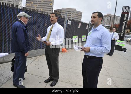 Bildnummer: 54565804 Datum: 26.10.2010 Copyright: imago/Xinhua (101026) -- WASHINGTON, 26. Oktober 2010 (Xinhua) -- Marylands Vizegouverneur Anthony Brown (2. L) spricht mit einem Fußgänger während einer Straßenkampagne im Silver Spring of Maryland, USA, 26. Oktober 2010. Die USA werden die Zwischenwahlen am 2. November abhalten. (Xinhua/Zhang Jun) (lyx) US-Wahlkampf ZUR HALBZEIT PUBLICATIONxNOTxINxCHN People Politik USA Wahlkampf kbdig xsk 2010 quer Bildnummer 54565804 Datum 26 10 2010 Copyright Imago XINHUA Washington OCT 26 2010 XINHUA Maryland S Lieutenant Governor Antho Stockfoto