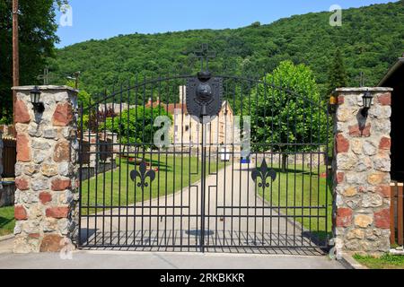 Haupteingang zum serbisch-orthodoxen Kloster Ravanica (gegründet 1375-1377) in Senje, Serbien Stockfoto