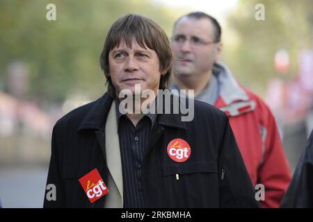 Bildnummer: 54578548  Datum: 28.10.2010  Copyright: imago/Xinhua PARIS, Oct. 28, 2010 (Xinhua) -- French CGT labour union leader Bernard Thibault arrives to attend a demonstration against French President NicolasxSarkozy s pension reform in Paris, France, Oct. 28, 2010. French trade unions greeted Parliament s adoption of the pension reform bill Thursday by launching a ninth wave of nationwide strikes and demonstrations. (Xinhua/Gonzalo Fuentes) (gj) FRANCE-PARIS-PENSION REFORM-DEMONSTRATION PUBLICATIONxNOTxINxCHN Gesellschaft Politik FRA Demo Protest Rentenreform kbdig xub 2010 quer premiumd Stock Photo