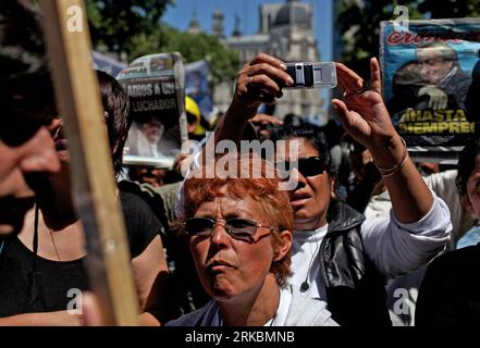 Bildnummer: 54578644 Datum: 28.10.2010 Copyright: imago/Xinhua BUENOS AIRES, 28. Oktober 2010 (Xinhua) -- Treffen Sie sich vor der Casa Rosada, Argentiniens Präsidentenpalast, um dem ehemaligen argentinischen Präsidenten Nestor Kirchner in Buenos Aires, Argentinien, am 28. Oktober 2010 zu huldigen. Der ehemalige argentinische Präsident Nestor Kirchner (2003–2007), Ehemann der amtierenden argentinischen Präsidentin Cristina Fernandez de Kirchner, starb am Mittwoch an einem Herzinfarkt. (Xinhua/Juan Vittori) (zw) ARGENTINA-BUENOS AIRES-KIRCHNER-FUNERAL PUBLICATIONxNOTxINxCHN Politik People Trauer Tod Trauerfeier Gedenken Abschied kbdig xub Stockfoto