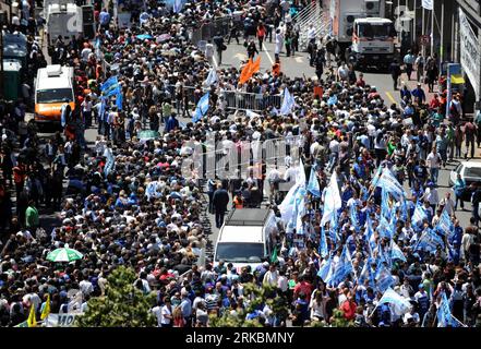 Bildnummer: 54578646 Datum: 28.10.2010 Copyright: imago/Xinhua BUENOS AIRES, 28. Oktober 2010 (Xinhua) -- Treffen Sie sich vor der Casa Rosada, Argentiniens Präsidentenpalast, um dem ehemaligen argentinischen Präsidenten Nestor Kirchner in Buenos Aires, Argentinien, am 28. Oktober 2010 zu huldigen. Der ehemalige argentinische Präsident Nestor Kirchner (2003–2007), Ehemann der amtierenden argentinischen Präsidentin Cristina Fernandez de Kirchner, starb am Mittwoch an einem Herzinfarkt. (Xinhua/Paula Ribas/TELAM) (zw) ARGENTINA-BUENOS AIRES-KIRCHNER-FUNERAL PUBLICATIONxNOTxINxCHN Politik People Trauer Tod Trauerfeier Gedenken Abschied kbdig Stockfoto