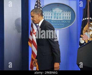 Bildnummer: 54585419  Datum: 29.10.2010  Copyright: imago/Xinhua (101029) --  WASHINGTON, Oct. 29, 2010 (Xinhua) --  U.S. President Barack Obama leaves after delivering a statement to the press at the White House in Washington D.C., capital of the United States, Oct. 29, 2010. Obama said on Friday that initial tests on two packages found on cargo planes bound for the U.S. confirmed they apparently contain explosive material, and investigators had discovered a credible terrorist threat against the U.S.. (Xinhua/Zhang Jun) US-OBAMA-SUSPICIOUS PACKAGES PUBLICATIONxNOTxINxCHN People Politik kbdig Stock Photo