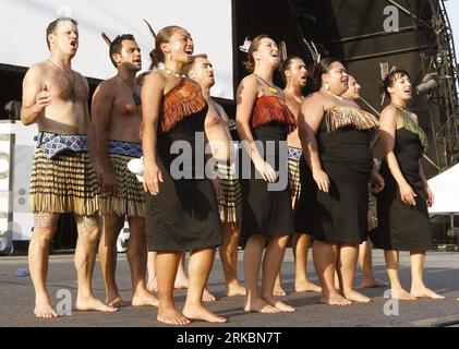 Bildnummer: 54585768 Datum: 29.10.2010 Copyright: imago/Xinhua (101030) -- DOHA, 30. Oktober 2010 (Xinhua) -- Mitglieder der in London ansässigen Maori Dance Troupe Manaia posieren für die Kamera während der Family Day Festivitäten am dritten Tag des Doha Tribeca Film Festivals (DTFF) im Katara Open Air Theatre in Doha, 29. Oktober 2010. (Xinhua/Maneesh Bakshi) KATAR-DTFF-FAMILIENFEST PUBLICATIONxNOTxINxCHN Gesellschaft Festival kbdig xcb 2010 quer Bildnummer 54585768 Datum 29 10 2010 Copyright Imago XINHUA Doha OCT 30 2010 XINHUA Mitglieder der in London ansässigen Maori Dance Troupe Manaia posieren für Camera d Stockfoto