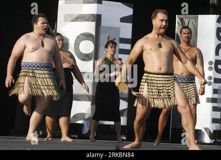 Bildnummer: 54585767 Datum: 29.10.2010 Copyright: imago/Xinhua (101030) -- DOHA, 30. Oktober 2010 (Xinhua) -- Maori Dance Troupe Manaia aus London treten während der Family Day Festivitäten am dritten Tag des Doha Tribeca Film Festivals (DTFF) im Katara Open Air Theatre in Doha, 29. Oktober 2010 auf. (Xinhua/Maneesh Bakshi) KATAR-DTFF-FAMILIENFEST PUBLICATIONxNOTxINxCHN Gesellschaft Festival kbdig xcb 2010 quer Bildnummer 54585767 Datum 29 10 2010 Copyright Imago XINHUA Doha OCT 30 2010 DIE Maori Dance Troupe MANAIA aus XINHUA London treten während der Feierlichkeiten des dritten Tages auf Stockfoto