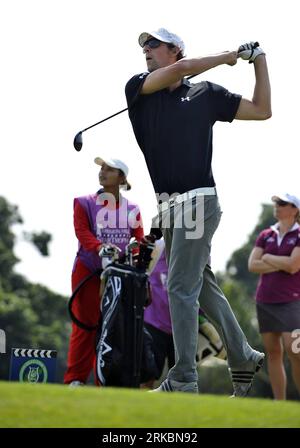 Bildnummer: 54585747 Datum: 30.10.2010 Copyright: imago/Xinhua (101030) -- HAIKOU, 30. Oktober 2010 (Xinhua) -- Olympiasieger Michael Phelps nimmt am 30. Oktober 2010 an der Mission Hills Star Trophy in Haikou in der südchinesischen Provinz Hainan Teil. Professionelle Golfer spielen für das Preisgeld von 1,28 Millionen US-Dollar. Die Mission Hills Star Trophy wird vom 28. Oktober bis zum 31. Oktober ausgetragen. (Xinhua/Guo Cheng) CHINA-HAINAN-GOLF-STAR TROPHY(CN) PUBLICATIONxNOTxINxCHN Entertainment People Golf kbdig xcb 2010 hoch Bildnummer 54585747 Datum 30 10 2010 Copyright Imago XINHUA Haikou O Stockfoto