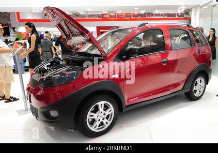 Bildnummer: 54585919  Datum: 29.10.2010  Copyright: imago/Xinhua (101030) -- SAO PAULO, Oct. 30, 2010 (Xinhua) -- ask for information beside the Fuwin 2 of China s automaker Chery at the 26th International Auto Show in Sao Paulo, Brazil, Oct. 29, 2010. As the most important auto event in the Latin America, the 26th Sao Paulo International Auto Show attracts 42 brands from all over the world. (Xinhua/Agencia Estado) (BRAZIL OUT) BRAZIL-SAO PAULO-AUTO SHOW PUBLICATIONxNOTxINxCHN Wirtschaft Messe Automesse Autoshow kbdig xcb 2010 quer     Bildnummer 54585919 Date 29 10 2010 Copyright Imago XINHUA Stock Photo