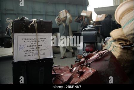 Bildnummer: 54586593  Datum: 30.10.2010  Copyright: imago/Xinhua (101030) -- SRINAGAR, Oct. 30, 2010 (Xinhua) -- Kashmiri laborers carry boxes containing official documents during the closure of Jammu and Kashmir states Civil Secretariat in Srinagar, summer capital of Indian-controlled Kashmir, Oct, 30, 2010. India-controlled Kashmir is the only region to have two capital cities - Srinagar and Jammu, and the practice of shifting the seat of the state government and administrative departments between the twin capitals is officially known as the Darbar Move . This legacy of shifting offices bi-a Stock Photo