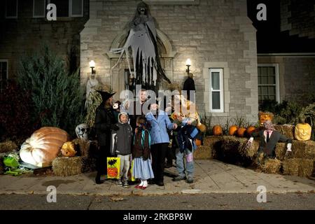 (101101) -- OTTAWA, 01. November 2010 (Xinhua) -- Kanadas Premierminister Stephen Harper und seine Frau Laureen grüßen Trick-or-Treaters während Halloween am 24. Oktober 31 2010 in Sussex, seinem offiziellen Wohnsitz in Ottawa, Kanada. (Xinhua/Christopher Pike) (xhn) CANADA-OTTAWA-HALLOWEEN-OFFICIALS PUBLICATIONxNOTxINxCHN Stockfoto