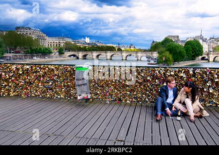 Pont des Arts ist eine Brücke in Paris, auf der Touristen Lovelocks mit ihren Namen anbringen und dann den Schlüssel in die seine werfen. Stockfoto