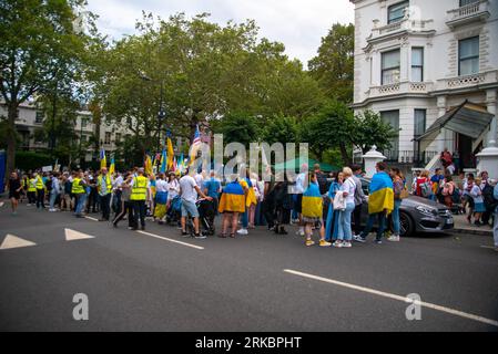 London, Vereinigtes Königreich - 24. August 2023: Ukrainer versammeln sich vor der ukrainischen Botschaft während einer Veranstaltung an ihrem Unabhängigkeitstag. Stockfoto
