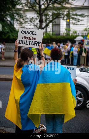 London, Vereinigtes Königreich - 24. August 2023: Ukrainer versammeln sich vor der ukrainischen Botschaft während einer Veranstaltung an ihrem Unabhängigkeitstag. Stockfoto