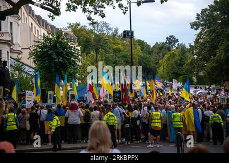 London, Vereinigtes Königreich - 24. August 2023: Ukrainer versammeln sich vor der ukrainischen Botschaft während einer Veranstaltung an ihrem Unabhängigkeitstag. Stockfoto