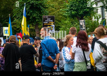 London, Vereinigtes Königreich - 24. August 2023: Ukrainer versammeln sich vor der ukrainischen Botschaft während einer Veranstaltung an ihrem Unabhängigkeitstag. Stockfoto