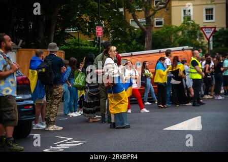 London, Vereinigtes Königreich - 24. August 2023: Ukrainer versammeln sich vor der ukrainischen Botschaft während einer Veranstaltung an ihrem Unabhängigkeitstag. Stockfoto