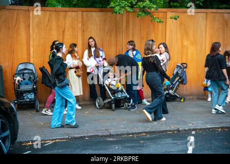 London, Vereinigtes Königreich - 24. August 2023: Ukrainer versammeln sich vor der ukrainischen Botschaft während einer Veranstaltung an ihrem Unabhängigkeitstag. Stockfoto