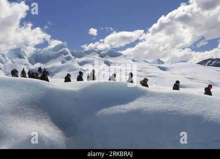 Bildnummer: 54594778  Datum: 02.11.2010  Copyright: imago/Xinhua (101103) -- Nov. 3, 2010 (Xinhua) -- A group of tourists make a circuit of mini trekking on the surface of the fronts of the Perito Moreno Glacier, the most famous and stunning at Glacier National Park, opposite the Magallanes Peninsula, Argentina, on Nov. 2, 2010. The glacier has a front of  kilometers long and sixty meters high. It was named in honor of Francisco Moreno, creator of the Scientific Society of Argentina and an active explorer of the southern part of the country. It is one of the largest fresh water reserves in the Stock Photo