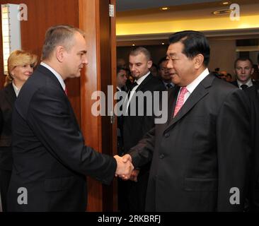 Bildnummer: 54600799  Datum: 03.11.2010  Copyright: imago/Xinhua WARSAW, Nov. 3, 2010 (Xinhua) -- Jia Qinglin (R, front), chairman of the Chinese People s Political Consultative Conference (CPPCC) National Committee, shakes hands with Polish Vice Prime Minister and Minister of Economy Waldemar Pawlak at a breakfast meeting with over 100 Chinese and Polish entrepreneurs in Warsaw, Poland, Nov. 3, 2010. (Xinhua/Ma Zhancheng) (wxy) POLAND-WARSAW-CHINA-JIA QINGLIN-BREAKFAST MEETING (CN) PUBLICATIONxNOTxINxCHN People Politik kbdig xcb 2010 quadrat    Bildnummer 54600799 Date 03 11 2010 Copyright Im Stock Photo