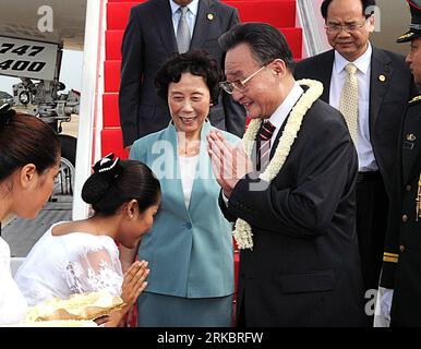 Bildnummer: 54600794  Datum: 03.11.2010  Copyright: imago/Xinhua PHNOM PENH, Nov. 3, 2010 (Xinhua) -- Wu Bangguo (R front), chairman of the Standing Committee of the National People s Congress of China, arrives in Phnom Penh for an official visit to Cambodia. (Xinhua/Li Tao) (wxy) CAMBODIA-PHNOM PENH-WU BANGGUO-VISIT (CN) PUBLICATIONxNOTxINxCHN People Politik kbdig xcb 2010 quer o0 Familie Frau    Bildnummer 54600794 Date 03 11 2010 Copyright Imago XINHUA Phnom Penh Nov 3 2010 XINHUA Wu Bangguo r Front Chairman of The thing Committee of The National Celebrities S Congress of China arrives in P Stock Photo