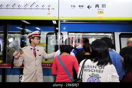 Bildnummer: 54601495 Datum: 03.11.2010 Copyright: imago/Xinhua GUANGZHOU, 3. Nov. 2010 (Xinhua) -- Ein Mitarbeiter leitet Passagiere an Bord des Zuges am Bahnhof Xilang, dem Terminal der Guangzhou-Foshan-U-Bahn-Linie in Guangzhou, südchinesische Provinz Guangdong, 3. Nov. 2010. Die Guangzhou-Foshan-Strecke, die Stadtbahn zwischen Guangzhou und Foshan, wurde am Mittwoch offiziell in Betrieb genommen. Die 21 Kilometer lange Linie ist Chinas erste U-Bahn-Linie, die den Passagieren eine nahtlose Verbindung zwischen den beiden Städten bietet. (Xinhua/Chen Yehua) (cxy) CHINA-GUANGZHOU-FIRST-INTER-CITY-RAIL (CN) VERÖFFENTLICHUNG Stockfoto