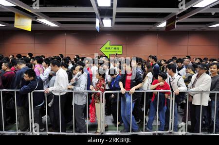 Bildnummer: 54601500 Datum: 03.11.2010 Copyright: imago/Xinhua GUANGZHOU, 3. November 2010 (Xinhua) -- Passagierlinie an der Xilang-Station, dem Terminal der Guangzhou-Foshan-U-Bahn-Linie in Guangzhou, südchinesische Provinz Guangdong, 3. November 2010. Die Guangzhou-Foshan-Strecke, die Stadtbahn zwischen Guangzhou und Foshan, wurde am Mittwoch offiziell in Betrieb genommen. Die 21 Kilometer lange Linie ist Chinas erste U-Bahn-Linie, die den Passagieren eine nahtlose Verbindung zwischen den beiden Städten bietet. (Xinhua/Chen Yehua) (cxy) CHINA-GUANGZHOU-FIRST-INTER-CITY-RAIL (CN) PUBLICATIONxNOTxINxCHN Gesellschaft Stockfoto