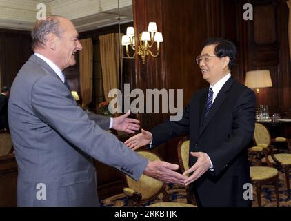 Bildnummer: 54613208  Datum: 05.11.2010  Copyright: imago/Xinhua (101105) -- PARIS, Nov. 5, 2010 (Xinhua) -- Chinese President Hu Jintao (R) meets with Former French President Jacques Chirac in Paris, capital of France, Nov. 5, 2010. (Xinhua/Li Xueren) (zhs) FRANCE-CHINA-HU JINTAO-MEETING PUBLICATIONxNOTxINxCHN People Politik kbdig xsp 2010 quer     Bildnummer 54613208 Date 05 11 2010 Copyright Imago XINHUA  Paris Nov 5 2010 XINHUA Chinese President HU Jintao r Meets With Former French President Jacques Chirac in Paris Capital of France Nov 5 2010 XINHUA left Xueren  France China HU Jintao Mee Stock Photo