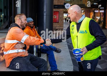 Auckland, New Zealand, 25 Aug, 2023. National Party Leader Christopher Luxon (R) collects for the Cancer Society Daffodil Day whilst campaigning for the General Election. Credit: David Rowland/Alamy Live News Stockfoto