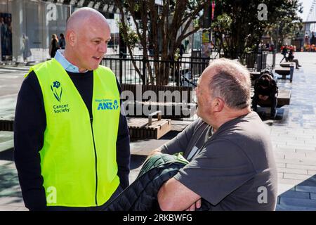 Auckland, Neuseeland, 25. August 2023. Christopher Luxon (L), Vorsitzender der National Party, sammelt sich für den Daffodil Day der Cancer Society, während er sich für die Wahlen einsetzt. Quelle: David Rowland/Alamy Live News Stockfoto