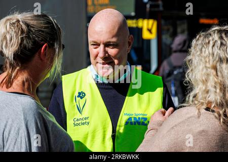 Auckland, Neuseeland, 25. August 2023. Christopher Luxon (C), Vorsitzender der National Party, sammelt sich für den Daffodil Day der Cancer Society, während er sich für die Wahlen einsetzt. Quelle: David Rowland/Alamy Live News Stockfoto