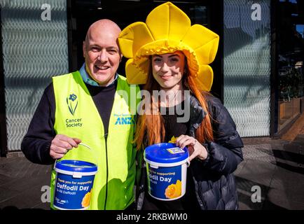 Auckland, Neuseeland, 25. August 2023. Christopher Luxon (L), Vorsitzender der National Party, sammelt sich für den Daffodil Day der Cancer Society, während er sich für die Wahlen einsetzt. Quelle: David Rowland/Alamy Live News Stockfoto